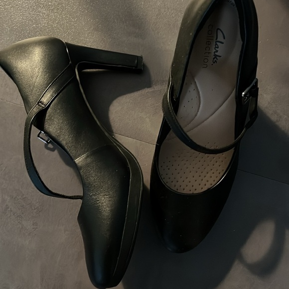Clark’s Ambry Shine Black Leather Maryjane Heels - Picture 2 of 5
